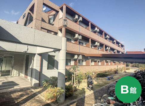 B館